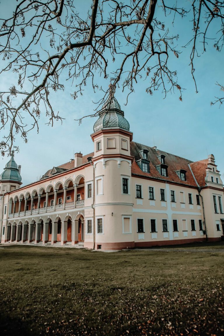 Palarnia kawy Wrocław Krobielowice pałac jesienią